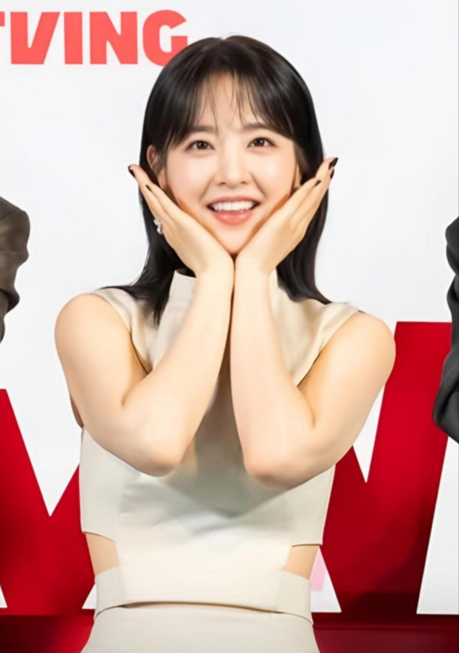 بارك بو يونغ في دور التوأمين في مسلسل Our Unwritten Seoul