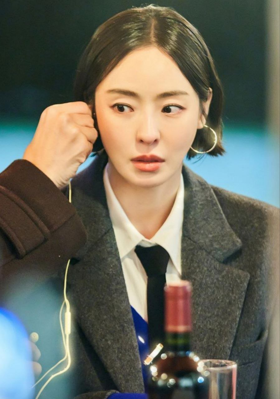 صورة لي دا هي في دور جيون نا راي من مسلسل The Divorce Insurance