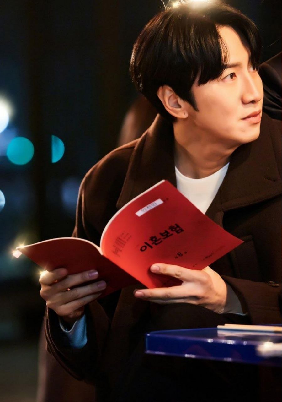 صورة لي كوانغ سو في دور آهن جونغ مان من مسلسل The Divorce Insurance